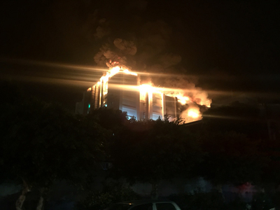 因現場為5層RC建物，火勢一發不可收拾。晚間10點26分回報，有7名消防人員失聯，目前仍搜救中。 圖：桃園市消防局