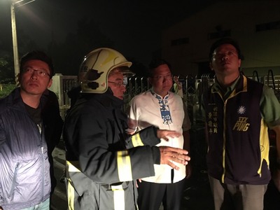 桃園市平鎮區敬鵬工業工廠28日深夜發生大火，警消獲報到場灌救後，有7名消防隊員與2名工廠員工失聯，桃園市長鄭文燦（右2）也趕抵現場，指揮要求儘速滅火 ，並全力搜救失聯人員。 圖：中央社