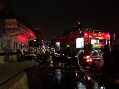 另4名消防人員和2名工廠員工受困失聯，警消仍持續在場灌救、搜救中。 圖：中央社