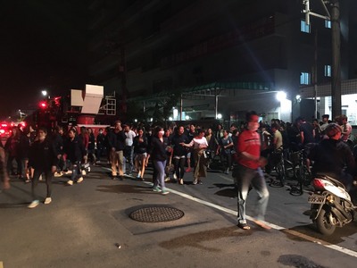 桃園市平鎮區敬鵬工業工廠28日深夜發生大火，大批員工撤離廠區，警消獲報到場灌救後，有7名消防隊員與2名工廠員工失聯，警消全力滅火及搜救失聯人員。 圖：中央社