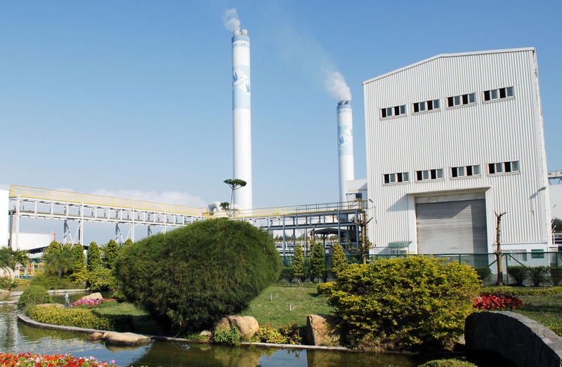 雲林縣長李進勇29日呼籲經濟部，將麥寮電廠（圖）發電機組燃煤改用燃氣的期程，納入2025年能源轉型配比規劃中，以維護基層百姓的空氣品質權益。（檔案照片） 圖 : 中央社