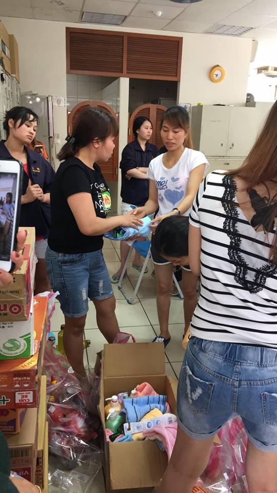 桃園市議員王浩宇在臉書上po出敬鵬火警倖存的移工，目前都被安置於「桃園平鎮區新城路35號」的訊息，他們的衣物都被燒光，目前急需碗裝泡麵、衣物等物資。 圖：取自議員王浩宇臉書