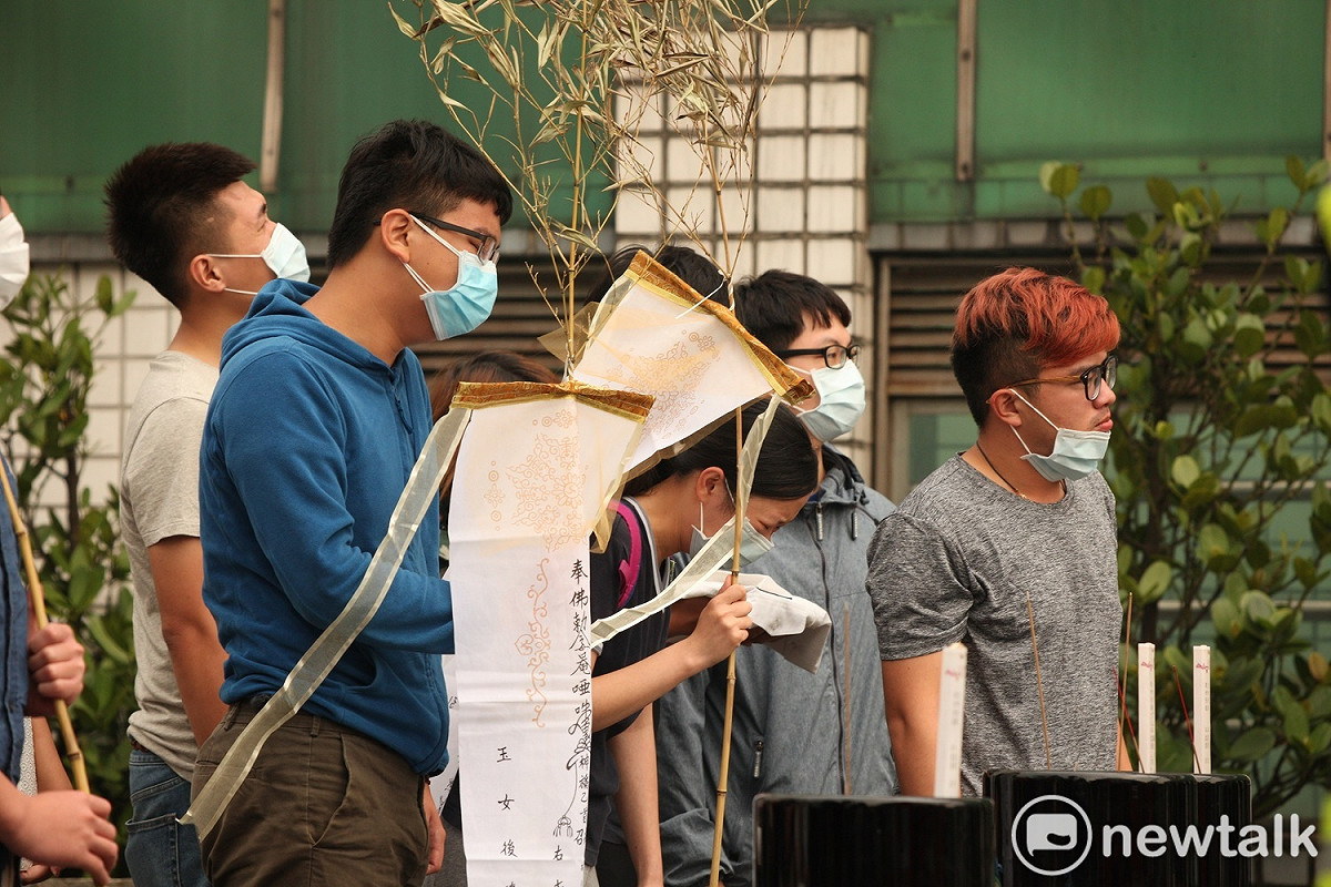 敬鵬工業大火罹難者家屬今(29)日下午回到現進行招魂。 圖: 林昀真/攝
