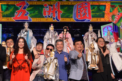 霹靂布袋戲29日在台北舉辦「蓮華誕．30還真」慶典活動，邀請戲迷與主角素還真近距離互動，除慶祝素還真 出道30年外，也見證霹靂布袋戲成功挑戰「最長木偶戲 電視劇集」金氏世界紀錄。前右3為霹靂國際多媒體董 事長黃強華、前右2為副董事長黃文擇。 圖：中央社