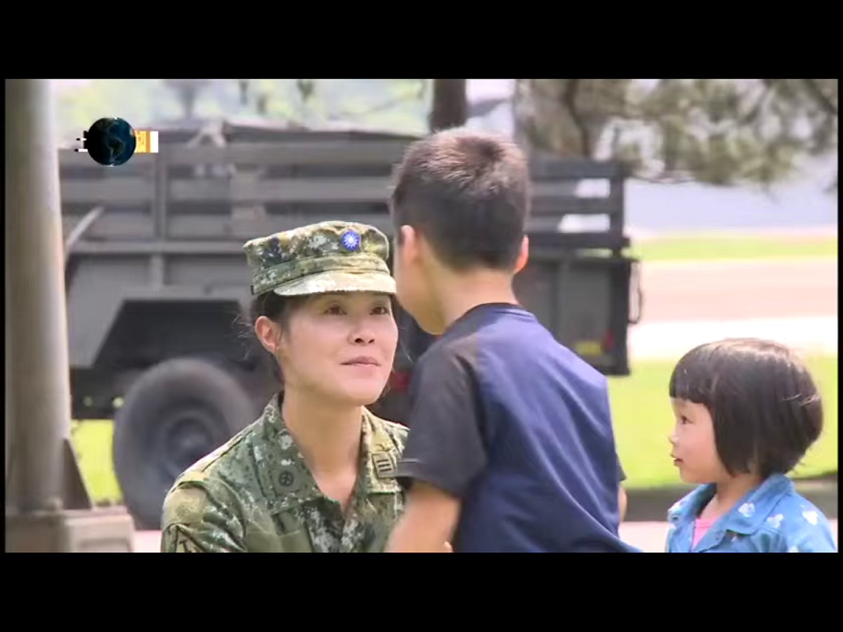 根據國防部提前送到立法院的書面報告指出，行政院草案版本調整起支俸率，服役滿20年給與起支俸率55%，年增俸率2%，年資採計軍、士官依服役實際年資計，軍官最高90%，士官最高95%。圖為軍聞社製作的「國防線上：軍人媽媽慈暉映柳營」短片。 圖：翻攝自Youtube