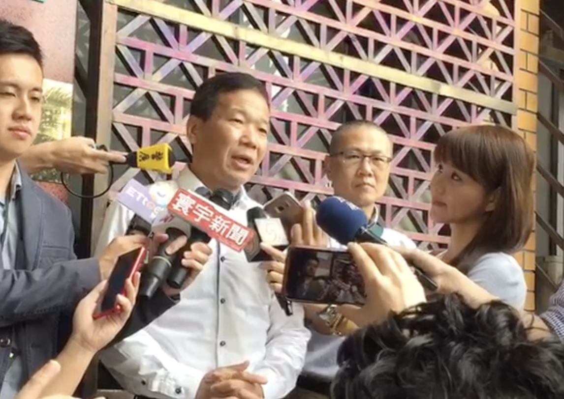 國民黨台北市長參選人鍾小平今至台北地檢署告教育部長吳茂昆。 圖：鍾小平辦公室 / 提供