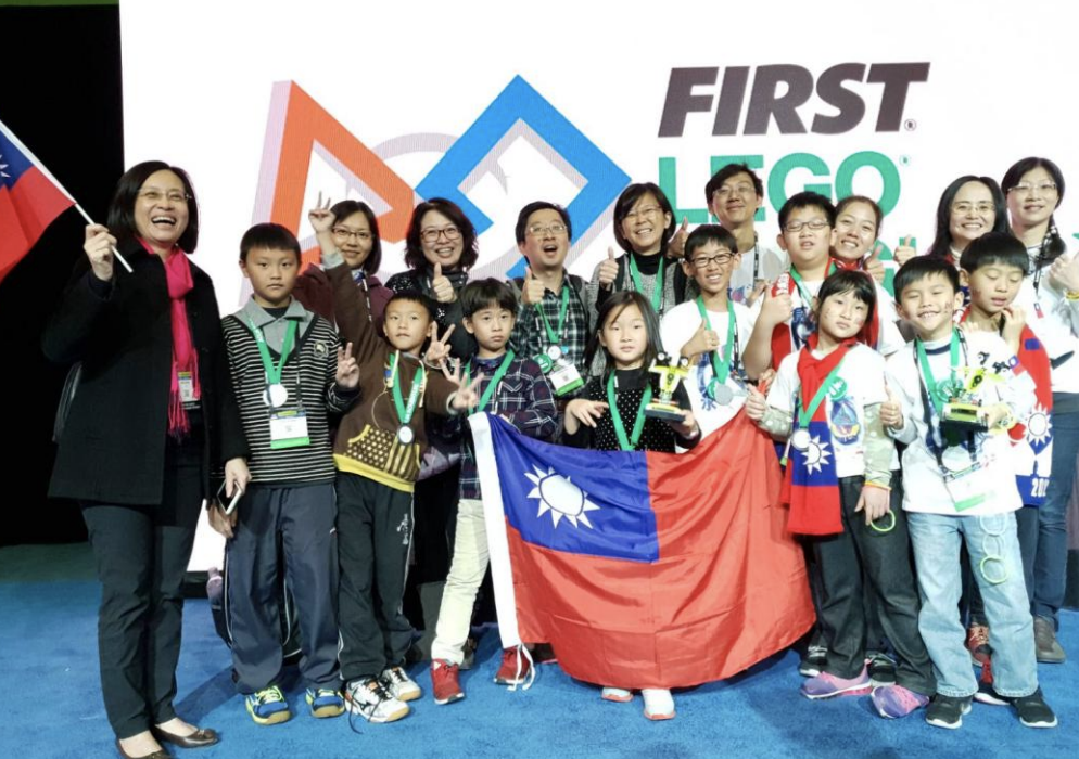 FLL Jr.獲獎團隊(GO WATER 及 Grandpa's Fish Farm）合影。 圖：中科管理局/提供