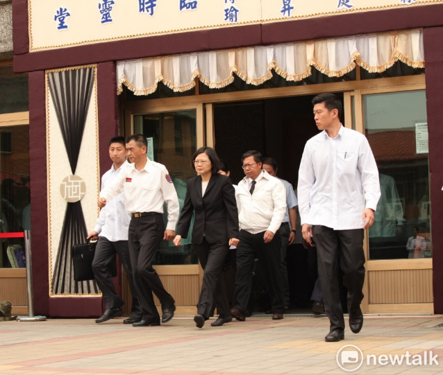 總統蔡英文致中壢敬鵬大火殉職消防員臨時靈堂上香，停留30分鐘後離開，並未受訪發言。 圖: 林昀真/攝