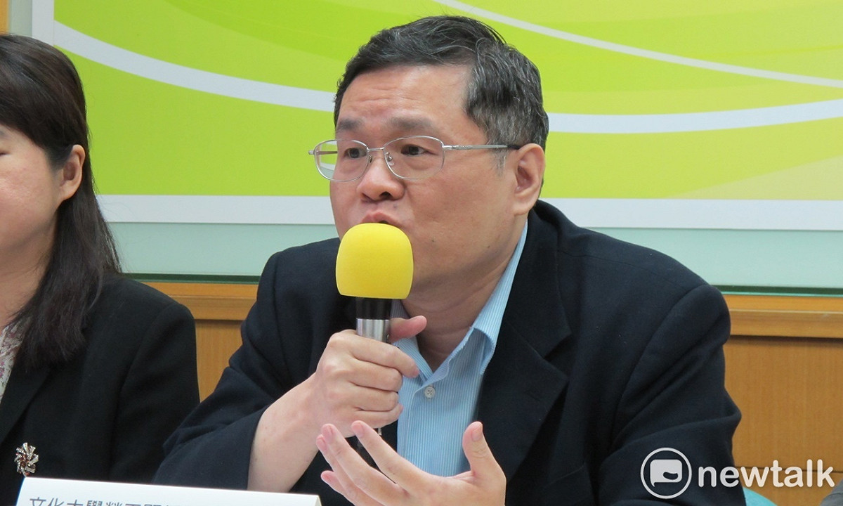 文化大學李健鴻教授30日認為應該提高企業違反基本工資的處分。 圖：林朝億/攝