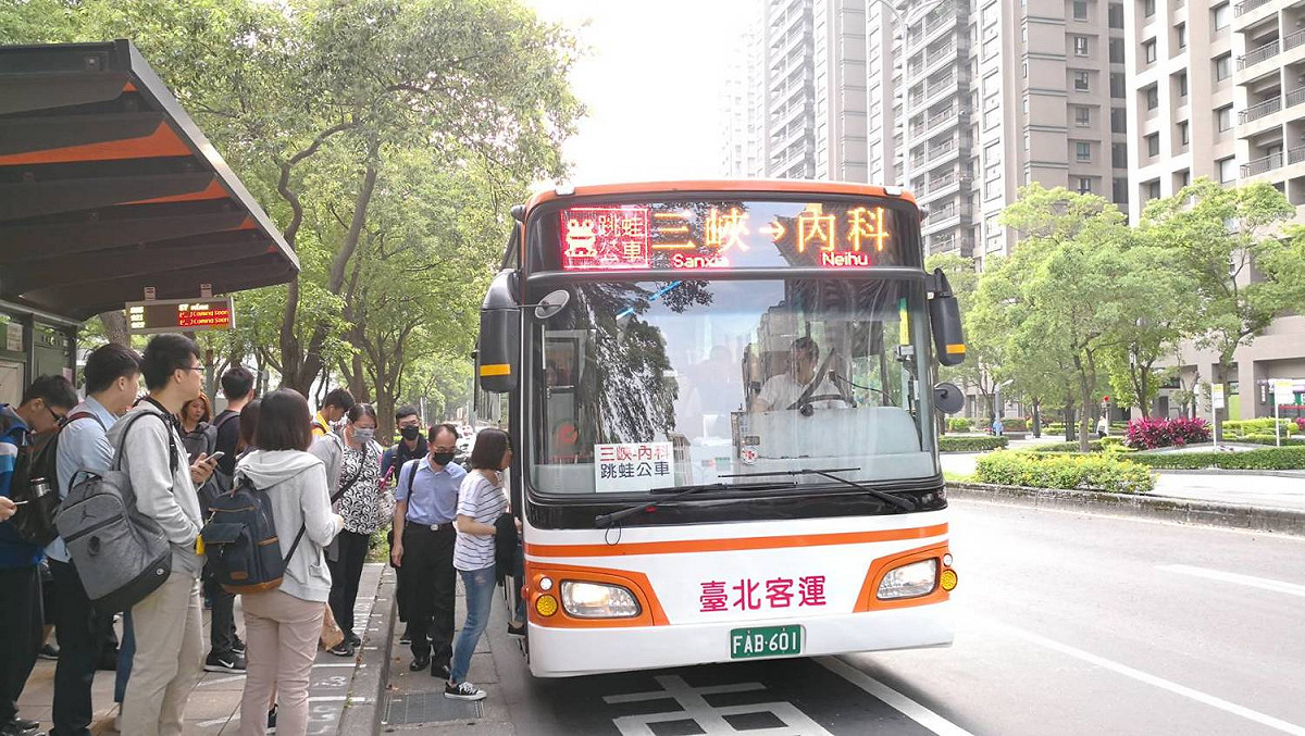台北客運新闢「三峽-內科」跳蛙公車，成為全國第1條可視道路情況機動調整行車路徑的公車路線。                                                                                                                                                                                  圖：台北客運／提供