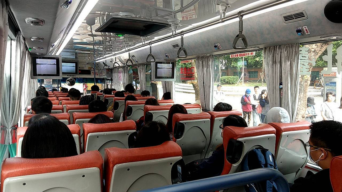 「三峽-內科」跳蛙公車今天客滿，僅65分鐘就抵達內科。  圖：台北客運/提供