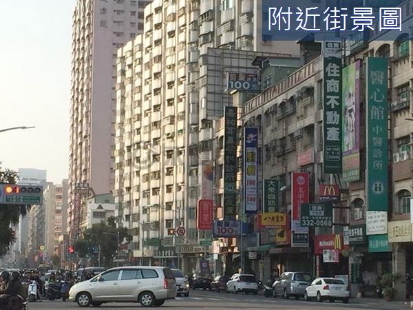 今天上午11時46分，台電高雄前鎮區的地下電纜故障，造成人孔蓋冒煙，一心一路及民權二路附近9417戶停電。 圖 : 翻攝自永慶房屋