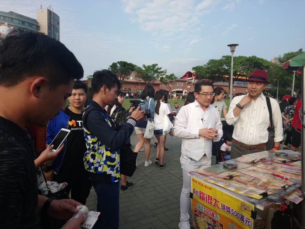 泰國劇組至淡水勘景造成遊客圍觀。 圖：新北市觀旅局／提供
