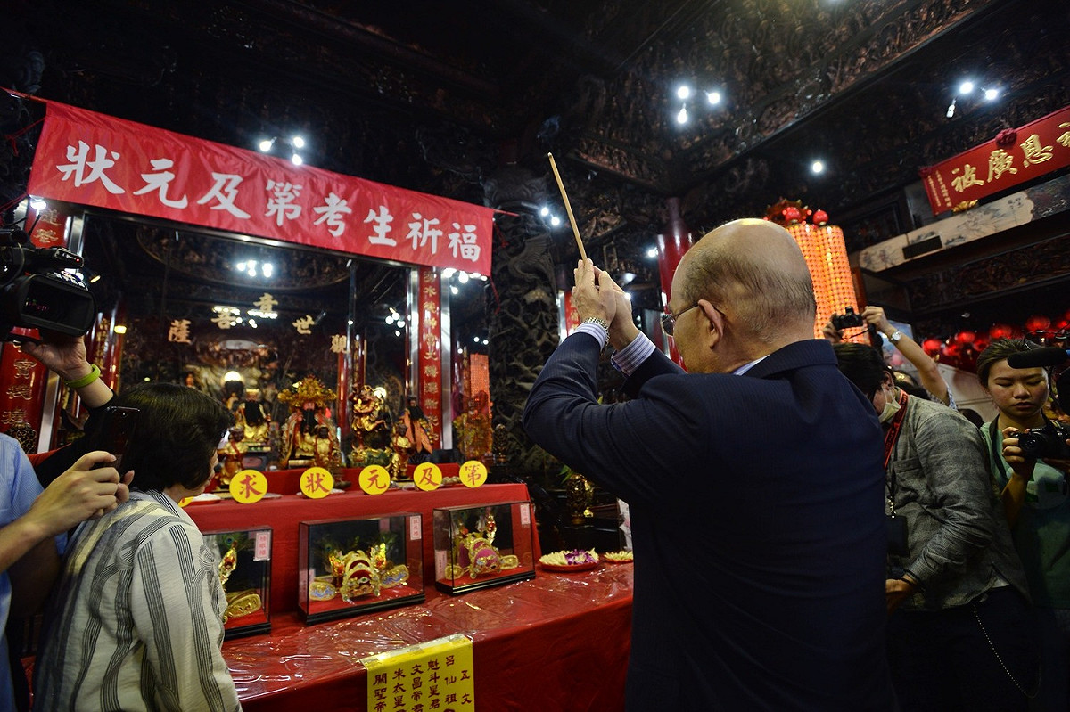 蘇貞昌到新北市的廟宇虔誠上香。 圖 : 蘇貞昌競選辦公室/提供