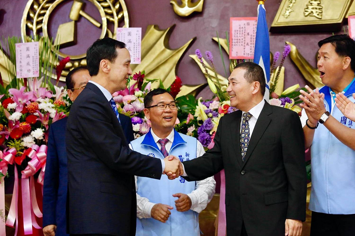 國民黨新北市議會黨團書記長今交接，市長朱立倫及市長參選人侯友宜在黨內初選後公開行程首度同框，兩人三度握手互相打氣。 圖：侯友宜競選辦公室／提供