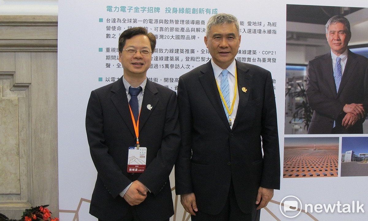 台達電董事長海英俊（右）30日出席總統創新獎，並與經濟部次長龔明鑫合影。 圖：林朝億/攝