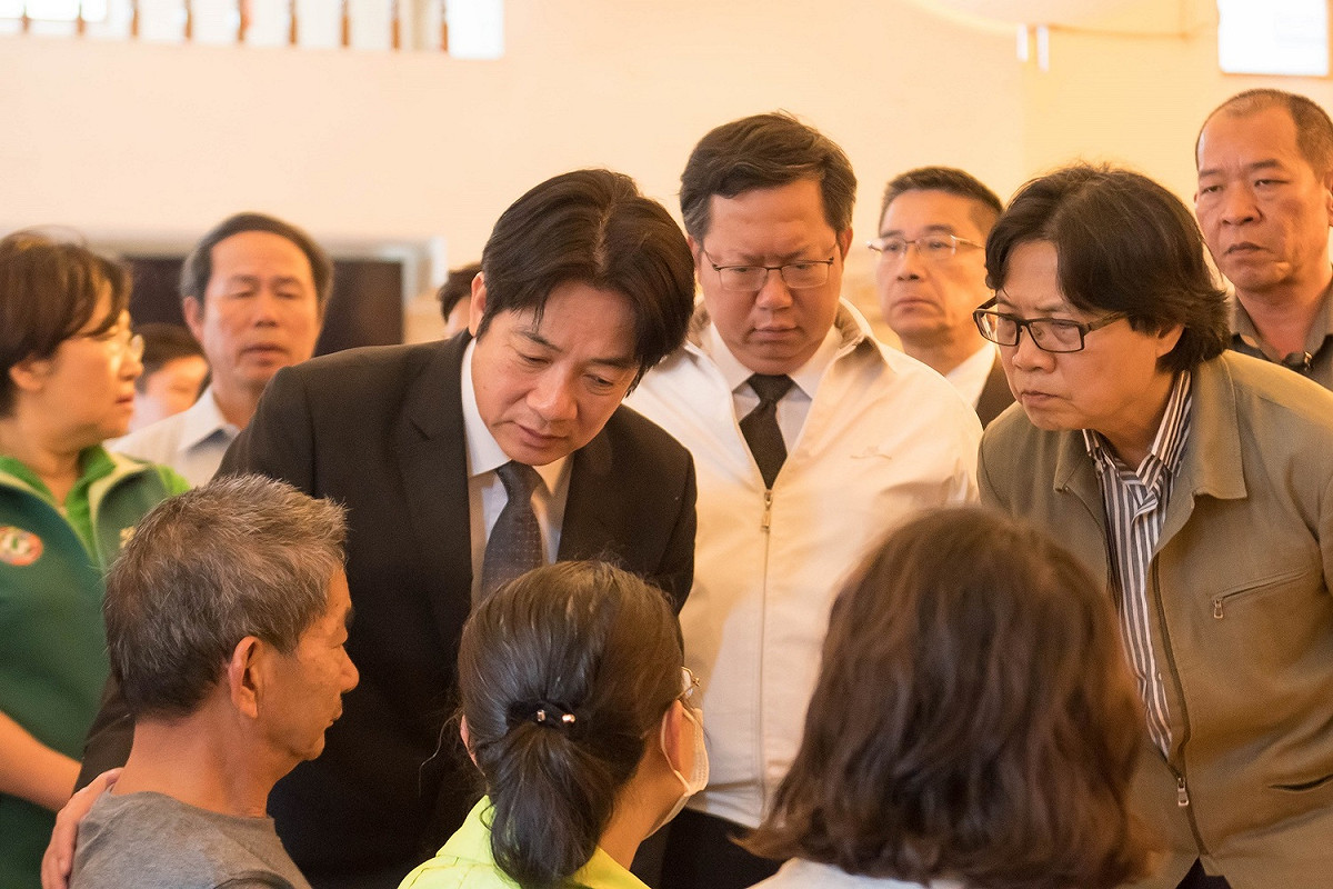 行政院長賴清德至中壢殯儀館向罹難消防員捻香致意並慰問家屬。 圖:桃園市政府新聞處/提供