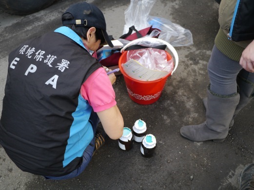 環保署採取飛灰及煤渣送驗。  圖：環保署／提供