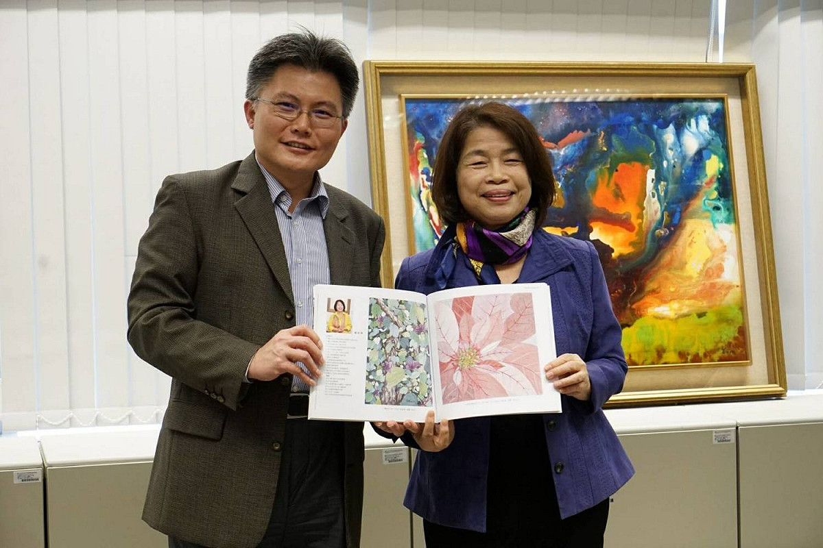 主委柳嘉峰致贈畫册給去年展出藝術家、前文建會主委翁金珠。 台中市研考會/提供