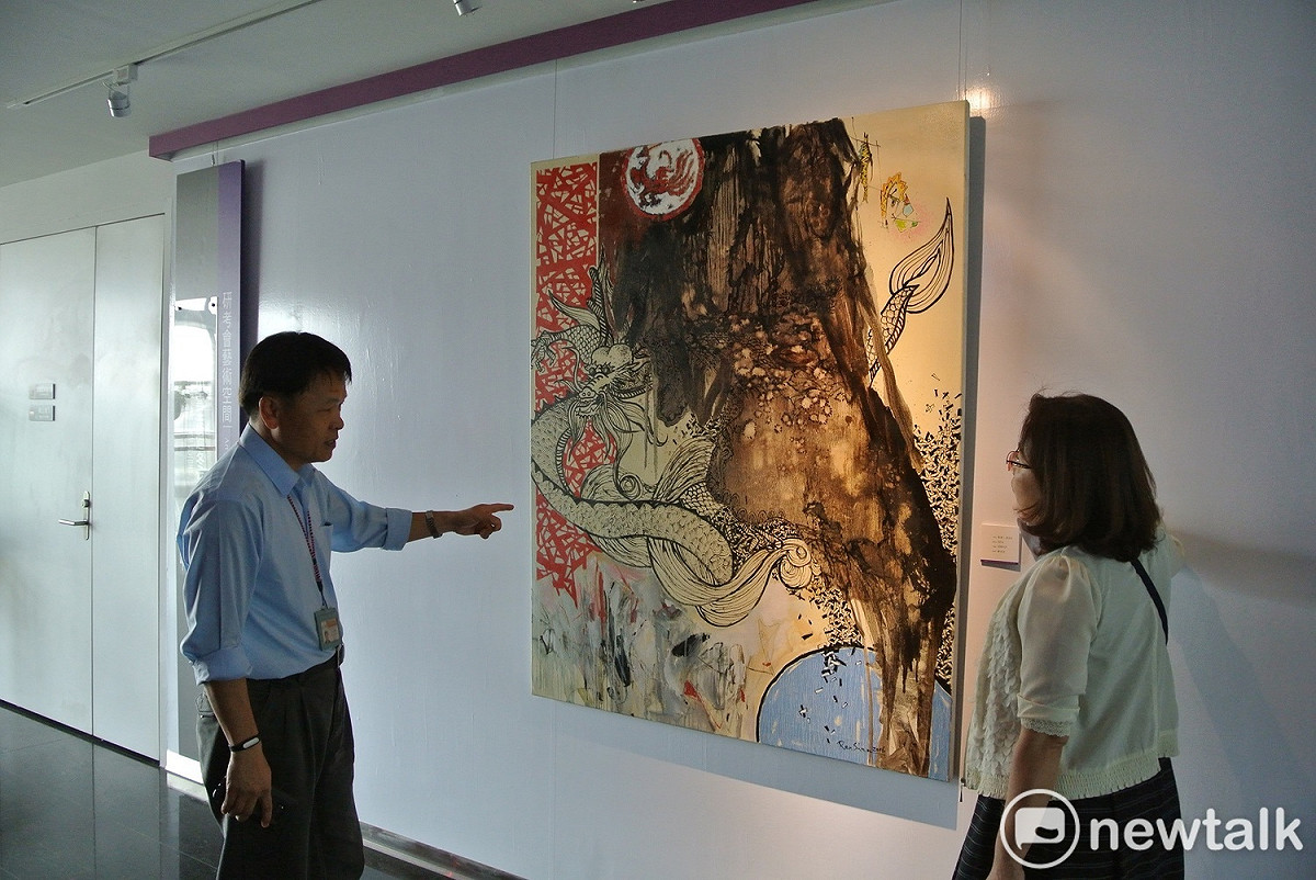副主委曾能汀向觀展者解說畫作內容。 唐復年/攝