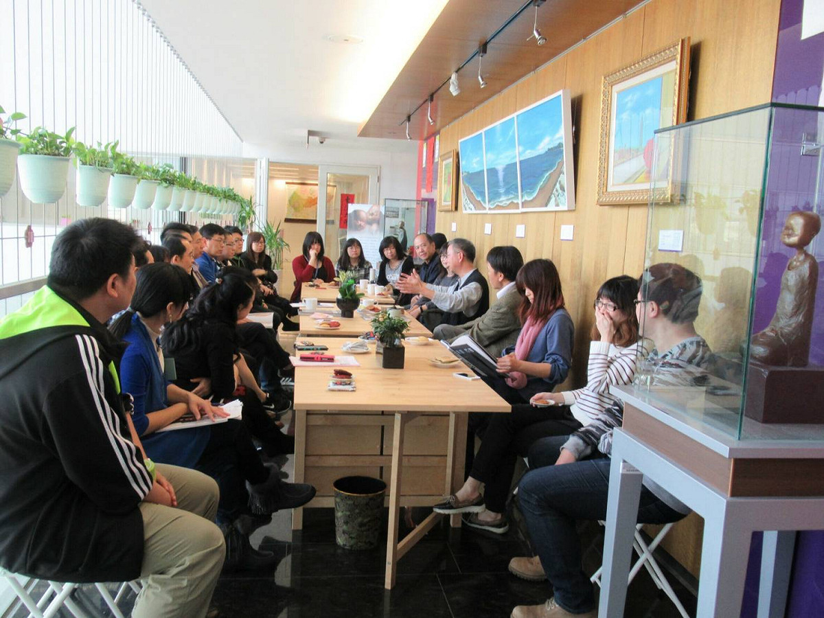 午后藝談在藝術空間廊道舉行，空間雖小但氣氛極佳。 台中市研考會/提供