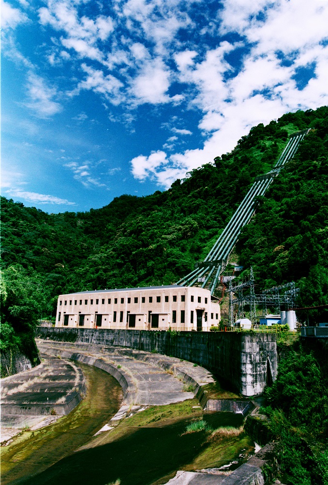 排名全台電第3老的資深員工大觀一廠(日月潭第一發電所，現為大觀電廠)，啟用時為亞洲最大發電廠，至今雖然也已84歲，去年還發電高達3.7億度。 圖：台電公司／提供