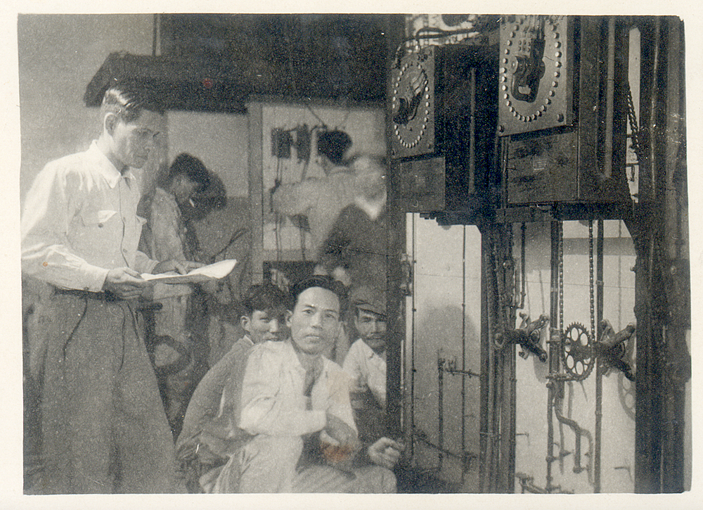后里機組自1911啟用至今，靠著台電同仁定期大修維護，讓這個百歲員工至今還能持續發電，圖為早期台電人員維修后里機組的發電機控制設備。 圖：台電公司／提供