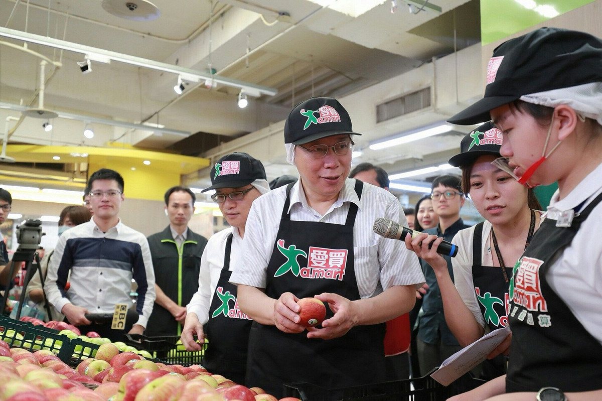 柯文哲今上午前往量販店了解學生實習過程。 圖：台北市政府/提供
