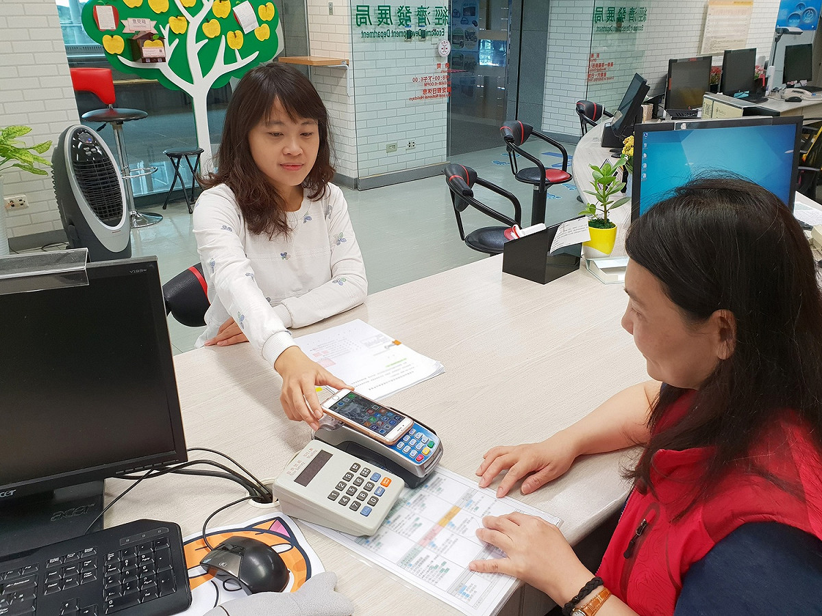 新北公司、工商登記自今(1)日起開放使用行動支付繳納規費，民眾繳費無需再掏錢包找現金。 圖：新北市經濟發展局/提供