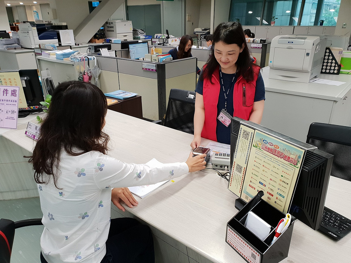 即日起民眾到新北經發局辦理登記業務，可使用行動支付繳費，輕鬆方便又快速。 圖：新北市經濟發展局/提供