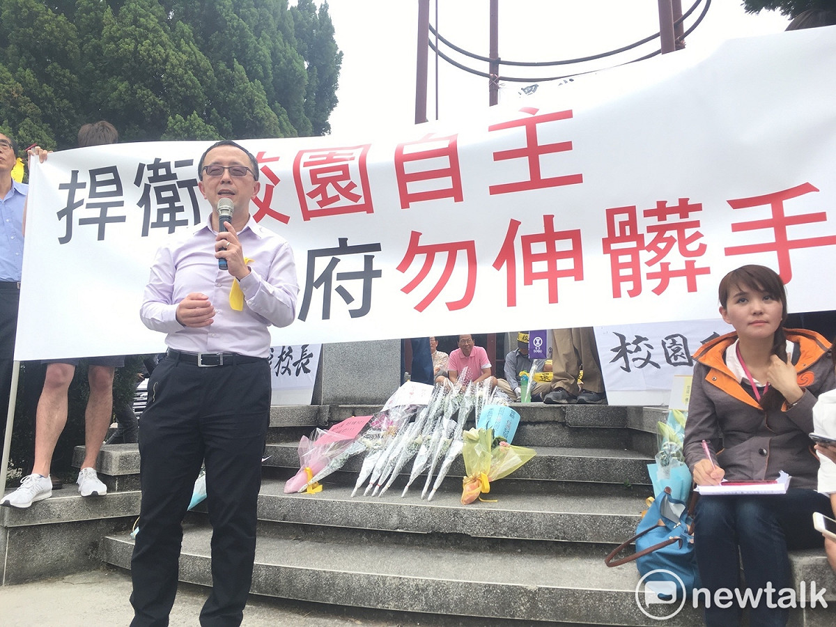 為抗議教育部日前駁回台大新任校長管中閔聘任案，台大自主聯盟今（1）日在台大傅鐘前舉行國際記者會。 圖：黃韋銓/攝