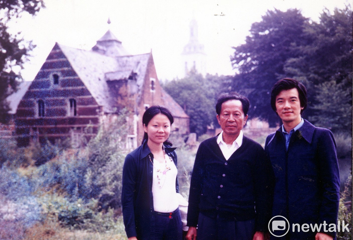 陳郁秀的父母當初反對女兒與盧修一結婚，最主要的原因是，不希望女兒嫁給學政治的，「太危險了。」陳慧坤在師大教學時，經歷過二二八事件，對政治都很害怕，聽到女婿盧修一學政治，頭都大了。一九七四年盧修一與陳郁秀長陪著陳慧坤在歐洲各地寫生。 圖片提供/白鷺鷥文教基金會