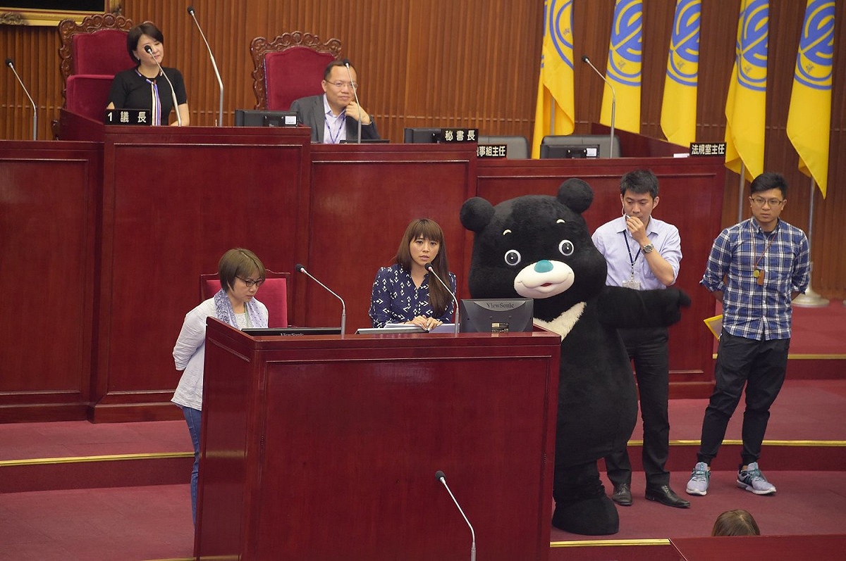 海洋熊讚日前至議會接受議會「質詢」。 圖：翻攝熊讚Bravo臉書