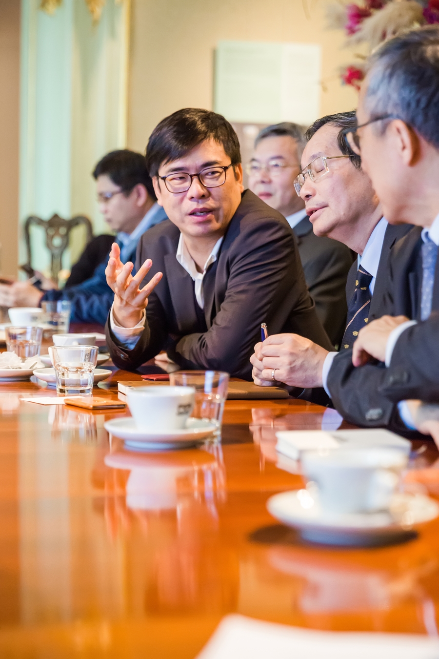 陳其邁與專家共同討論國際港務與高雄港發展。 圖：陳其邁辦公室/提供
