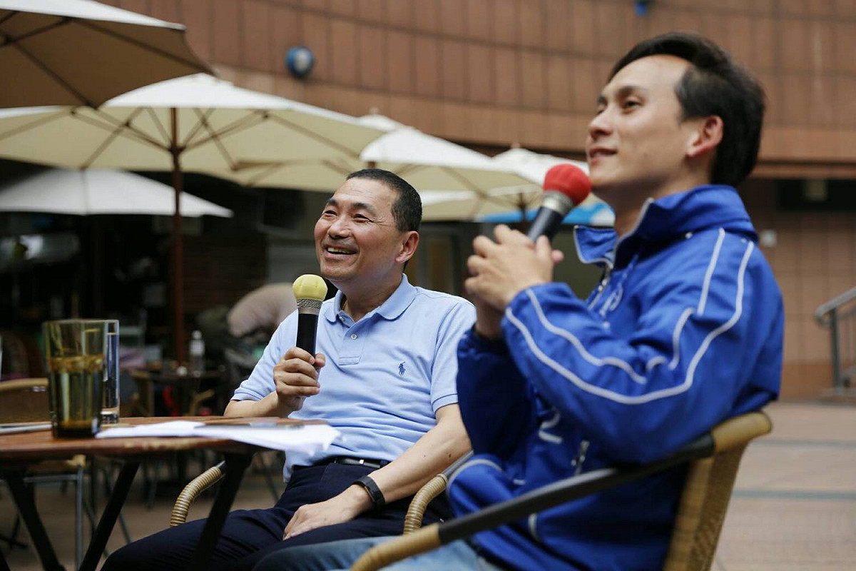 今（1）日新北市長候選人侯友宜參加葉元之的臉書直播，在過程中充分展現了兩人的良好交情。 圖：侯友宜競選辦公室／提供