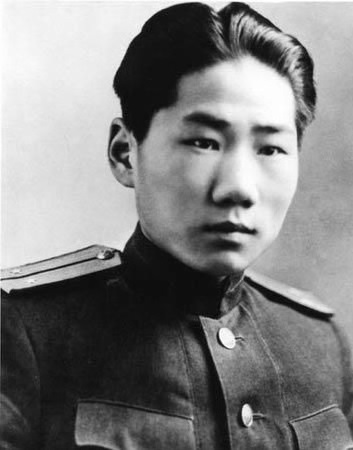 韓戰期間，毛新宇的伯父毛岸英，也就是毛澤東與其第二任妻子楊開慧的長子，時任中國人民志願軍司令部機要秘書兼俄語翻譯。1950年11月25日，毛岸英在北韓平安北道昌城郡東倉面大榆洞（現在的東倉郡大榆勞動者區）的志願軍司令部遭空襲陣亡，得年僅28歲。 圖：翻攝自維基百科