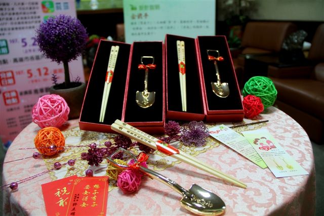 高雄市為了鼓勵婦女生育，在母親節前夕辦理註生娘娘加持「金鏟子‧祝好孕」發送活動。 圖：高雄市民政局/提供