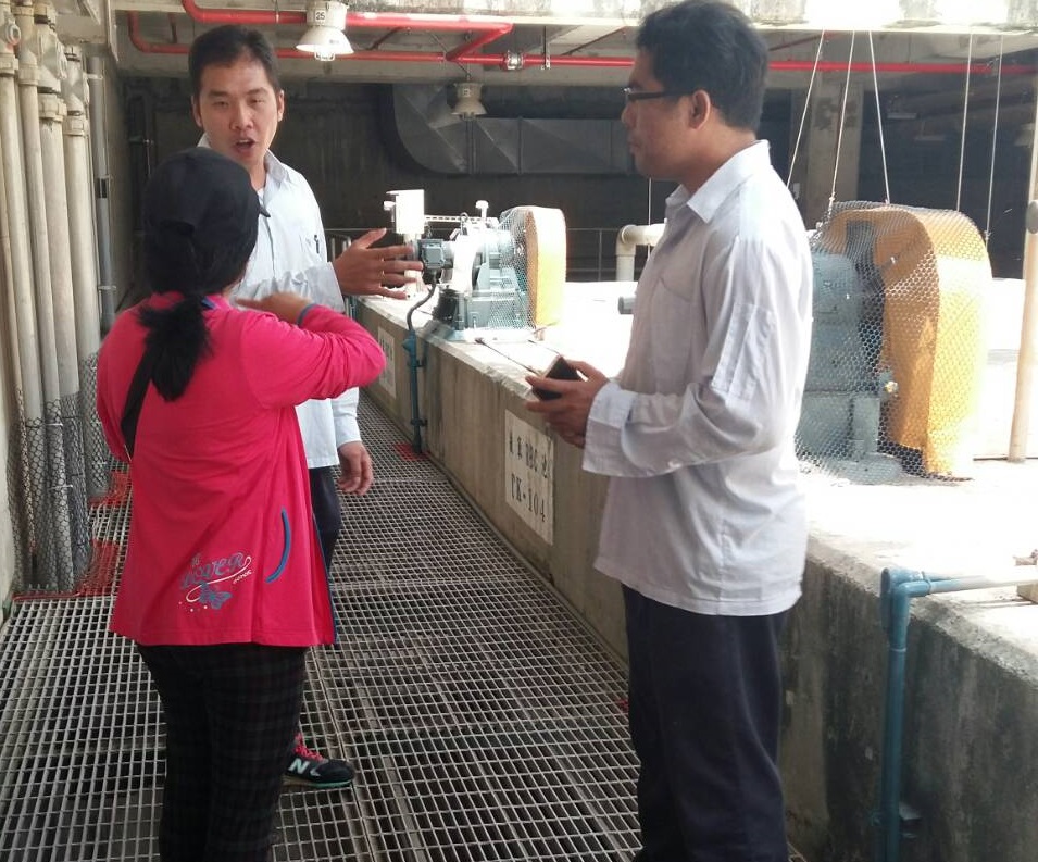 南灣汙水廠人員向稽查員說明作業情形。 圖 : 屏東縣政府/提供