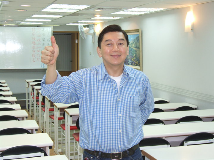 補教名師高國華今日突然發出訊息，宣佈將參選台北市長。 圖：翻攝自高國華臉書