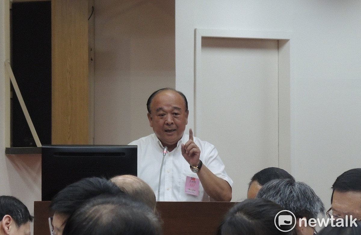 立法院外交及國防委員會今早舉辦「我國軍人退撫制度之沿革、現狀與未來發展方向」公聽會，吳斯懷今天以陸軍司令部前副司令身份出席發言。 圖：黃韋銓/攝
