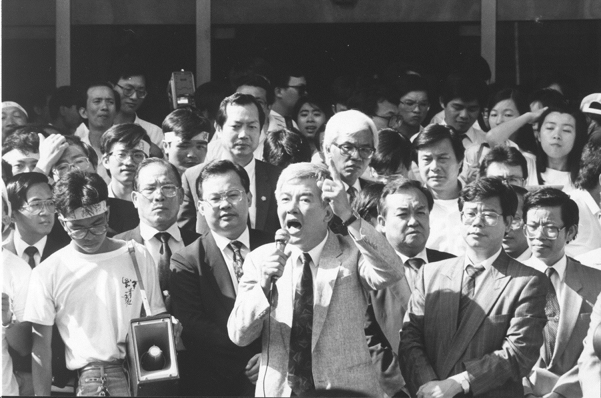 1991年5月20日，知識界、社運界與民進黨發動「520反政治迫害大遊行」，要求「軍、警、特」退出校園。 圖：邱萬興／攝（取自臉書）