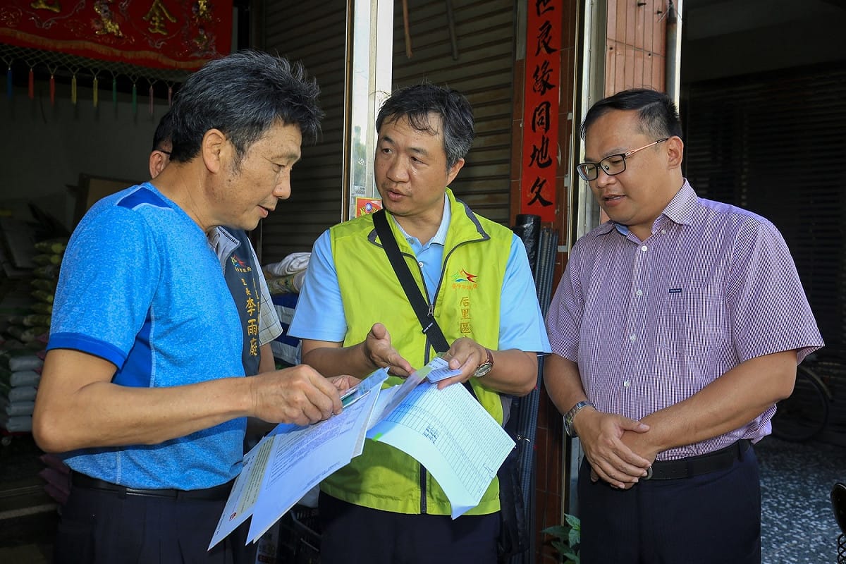 交通局長王義川向市民說明使用方式。 圖 : 台中市政府/提供