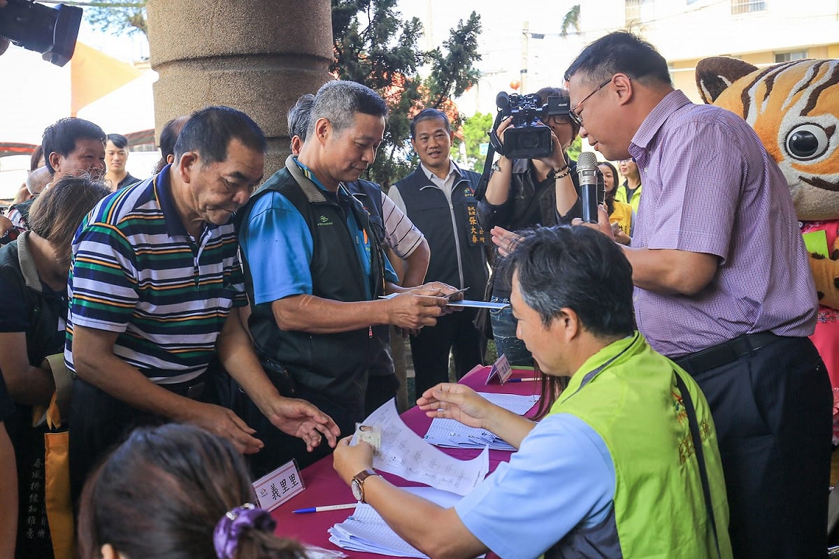 后里居民排隊領取花博卡。 圖 : 台中市政府/提供