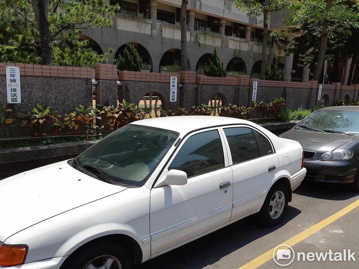 家長反映，機車接送區經常汽車佔用，根本無法接送小孩。 圖：蔡坤龍/攝