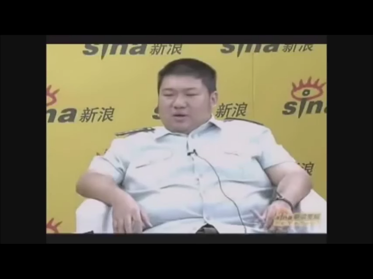 被中國網路和輿論界戲稱為「胖將軍」的毛澤東嫡孫毛新宇，是否也在上個月北韓一起重大車禍的死者名單中，目前官方諱莫如深。但毛澤東堂侄女毛小青否認傳言，因為「毛新宇根本沒有去朝鮮」。 圖：翻攝自Youtube
