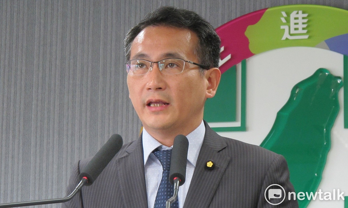 民進黨發言人鄭運鵬2日主持中常會後記者會。 圖：林朝億/攝