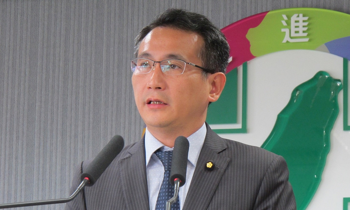 民進黨發言人鄭運鵬2日主持中常會後記者會。 圖：林朝億/攝