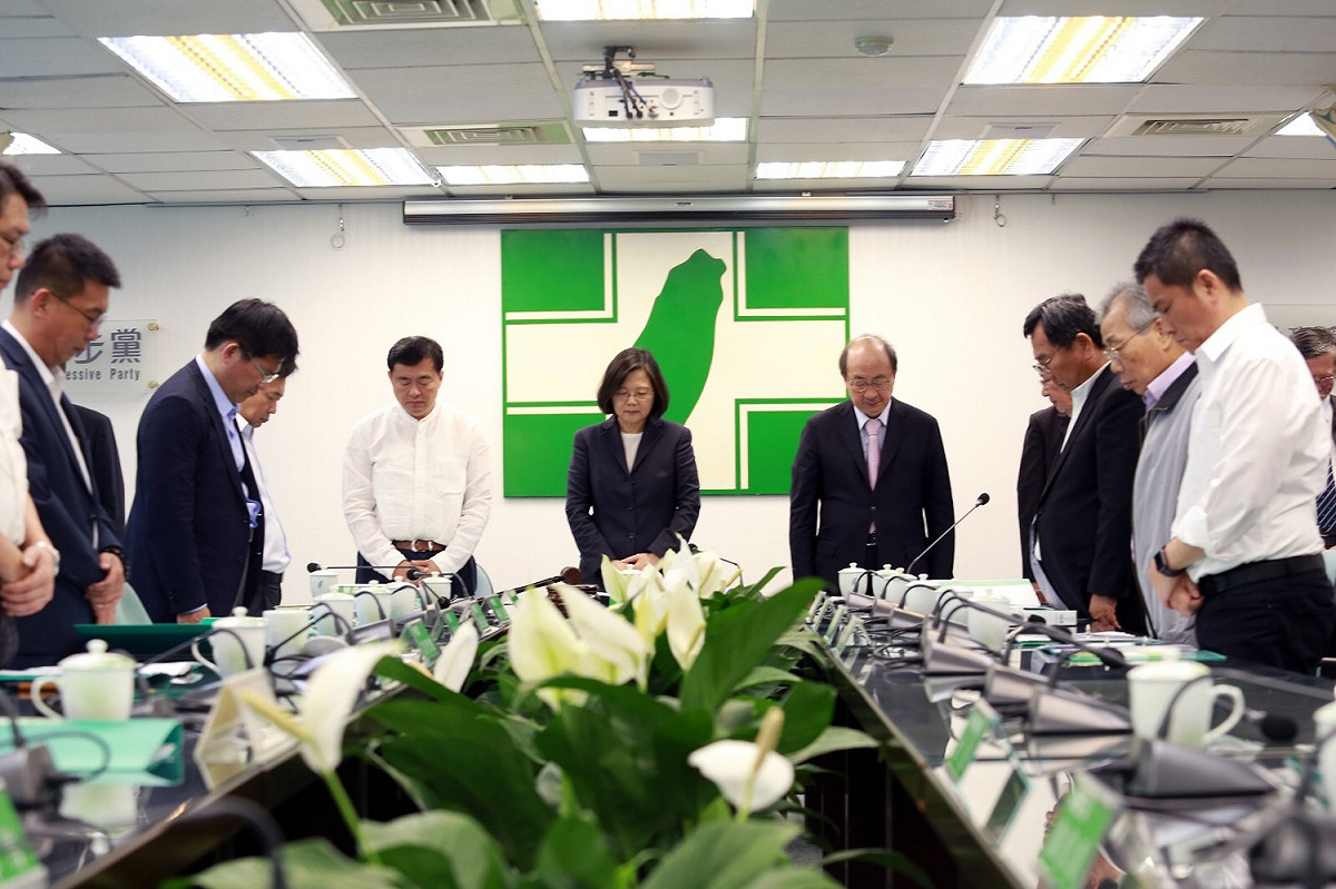 總統蔡英文2日與全體中常委為桃園市敬鵬大火殉職的消防員默哀一分鐘。 圖：民進黨提供