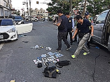 花蓮縣警察局刑事警察大隊2日在吉安鄉緝捕毒犯，犯嫌開槍拒捕，犯嫌疑因發現無法逃離，舉槍自轟頭部，當場失去生命跡象，已緊急送醫。 圖 : 中央社