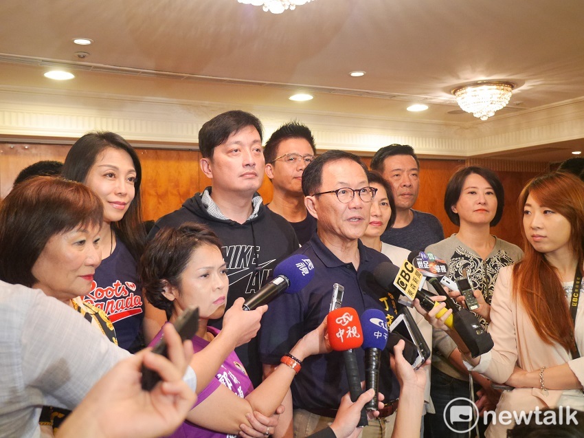丁守中自民調結果勝出後，即參加國民黨台北市議會黨團的餐敘。 圖：趙婉淳／攝